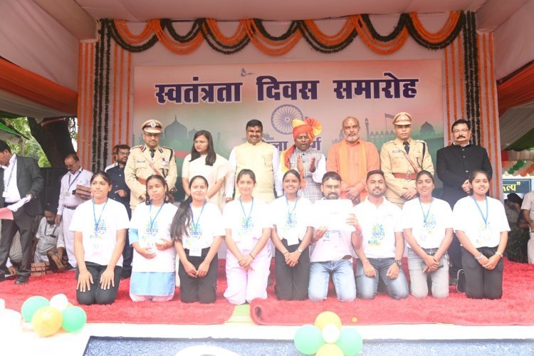 स्वतंत्रता दिवस के अवसर पर 113 अधिकारी/कर्मचारी सम्मानित