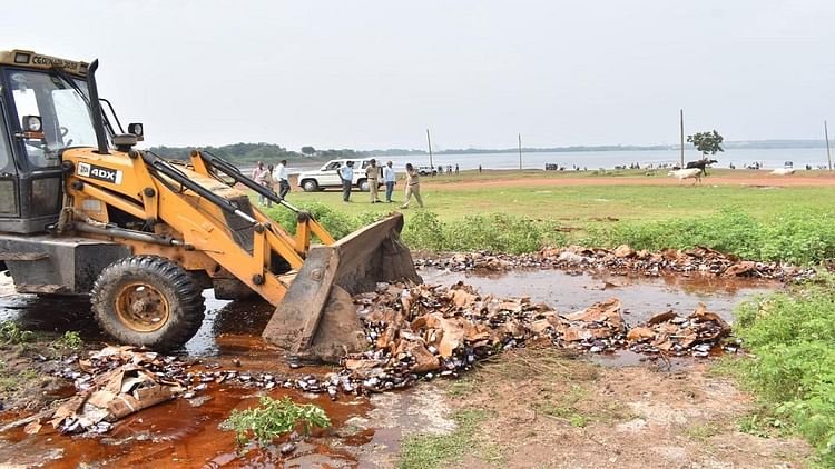 Durg: तीन जिलों से जब्त मादक पदार्थों को किया गया नष्ट, करोड़ों रुपये का गांजा, शराब और नशीली दवाई नष्ट