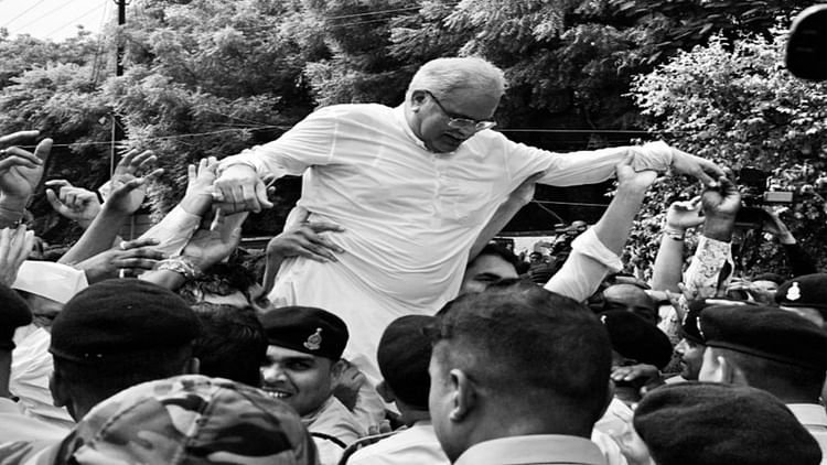 Bhupesh Baghel Birthday Special: जब कंधे पर बैठकर गरजे भूपेश बघेल; कहा- अभी तक ऐसा कोई बैरिकेड नहीं बना जो...