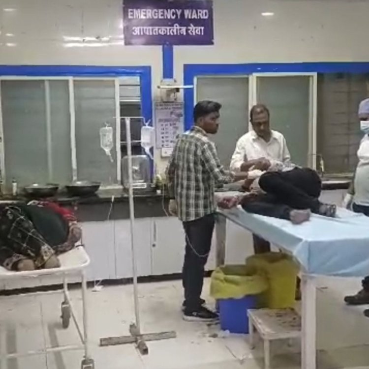 सड़क हादसे में दंपती घायल:बेटी सुरक्षित, पति-पत्नी गंभीर हालत के चलते इंदौर रेफर