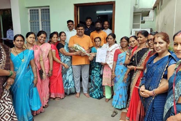 Nhm में मितानिनों का संविलियन, विधायक गजेंद्र से मिलकर सरकार का जताये आभार 