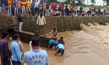 रतलाम में नदीं में बाइक समेत बह गए दो व्यक्ति:एक का शव मिला, दूसरे की तलाश जारी