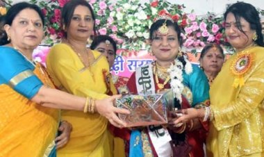 नीता तिवारी बनी तीज क्वीन, सरयूपारीय महिला ब्राम्हण समाज के उत्सव में जुटी महिलाएं