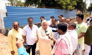 अरुण वोरा की उपस्थिति में महेश कॉलोनी के रहवासी कचरे की समस्या से निपटान की मांग पर जुटे