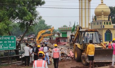 Durg: मजार के नाम पर अवैध अतिक्रमण हटाया गया, निगम ने तीन बार दिया था नोटिस, देर रात तक चलाया गया बुलडोजर