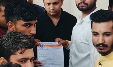 विश्वविद्यालय में अवस्थाओं को लेकर छात्रों ने की नारेबाजी:आधा दर्जन मांगों को लेकर प्रभारी कुलसचिव को सौंपा ज्ञापन