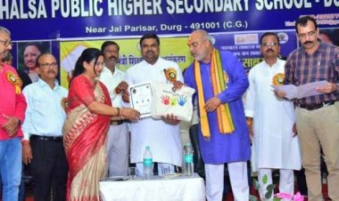 पोस्ट ऑफ द मंथ के विजेता शिक्षकों को उत्कृष्ठ प्रोग्राम और प्री एन.ए.एस. में उत्कृष्ठ कार्य करने वाले शालाओं को दुर्ग शहरी और ग्रामीण विधायक द्वारा अवार्ड एवं प्रमाण पत्र से सम्मानित