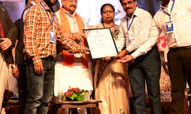 स्वनिधि से समृद्धि कार्यक्रम में गुना दूसरे नंबर पर:भोपाल में नगरीय प्रशासन मंत्री ने किया सम्मान; CMO तेज सिंह ने प्राप्त किया पुरस्कार