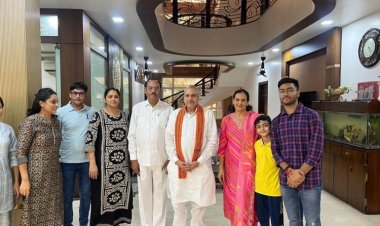 भाजपा के राष्ट्रीय उपाध्यक्ष पूर्व क्षेत्रीय संगठन मंत्री सौदान सिह,भाजपा वरिष्ठ नेता छगन लाल मुंदडा के घर पहुंच की सौजन्य मुलाक़ात..