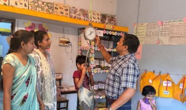 केलाबाड़ी स्थित आंगनबाड़ी केन्द्र में मनाये जा रहे वजन त्यौहार का  आयुक्त ने कियाऔचक निरीक्षण