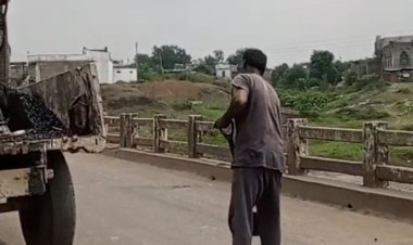 पुलिया पर पैचवर्क का काम शुरू:सारोला से बाड़ा जैनाबाद के बीच स्थित पुलिया से आवागमन के दौरान हो रहे थे हादसे