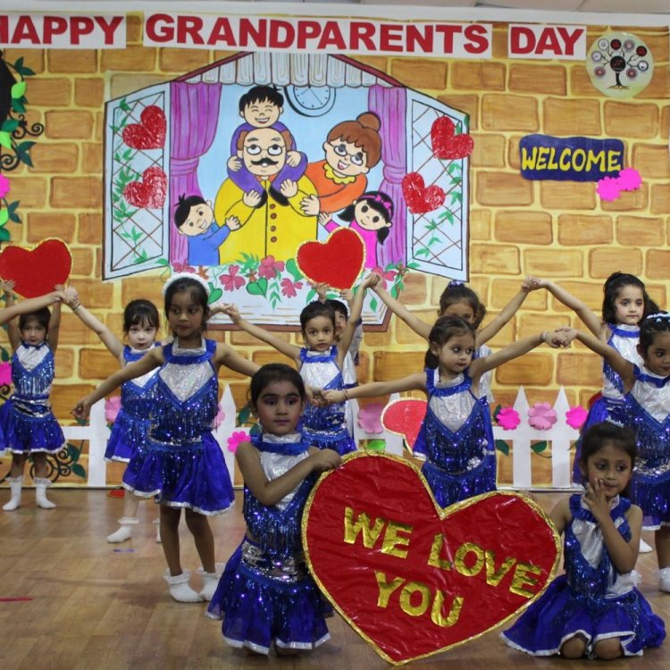 इंदौर के चोइथराम स्कूल में दादा-दादी दिवस पर इवेंट:बुजुर्गों ने विभिन्न गेम्स खेले, पहेलियों को सुलझाया और हास्य योग का आनंद लिया