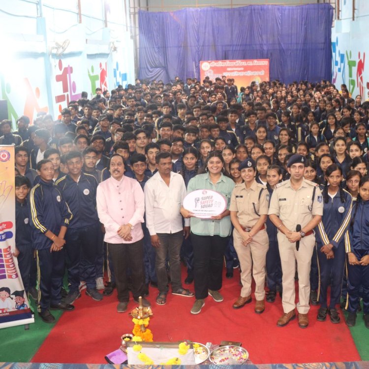 इंदौर के श्री गरिमा विद्या मंदिर पहुंची पुलिस:बच्चों को बताए सायबर अपराध से बचाव के उपाय, नशा मुक्त की ली शपथ