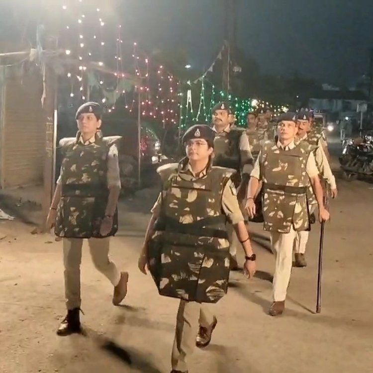 सभी थाना क्षेत्रों में पुलिस ने निकाला फ्लैग मार्च:SP और ASP मंडीदीप में हुआ शामिल, एसडीओपी भी पुलिसकर्मियों के साथ कदमताल करते निकले