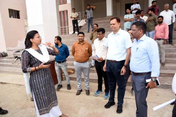 संभागायुक्त और कलेक्टर ने किया निर्माणाधीन विश्वविद्यालय भवन का निरीक्षण