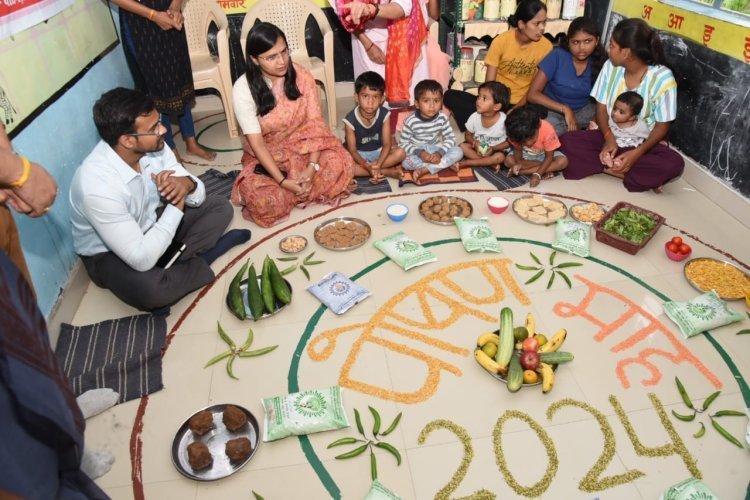 कलेक्टर ने आंगनबाड़ी केन्द्र में मनाये जा रहे वजन त्यौहार का किया निरीक्षण