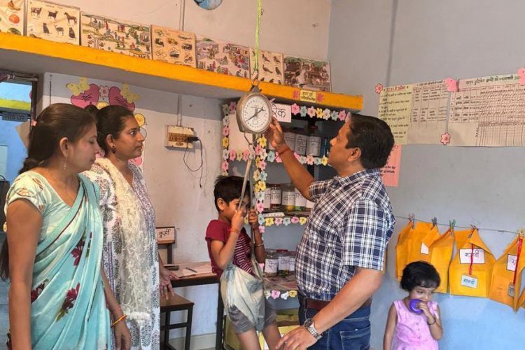 केलाबाड़ी स्थित आंगनबाड़ी केन्द्र में मनाये जा रहे वजन त्यौहार का  आयुक्त ने कियाऔचक निरीक्षण