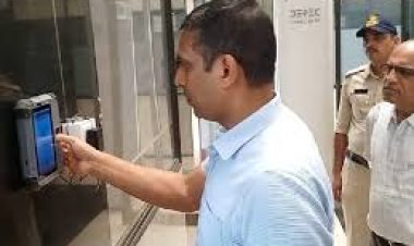 इंदौर में अब शिक्षकों की डिजिटल अटेंडेंस:कलेक्टर ने एक महीने के अंदर शिक्षकों को भी दायरे में लिया; यूपी में शिक्षक कर चुके विरोध