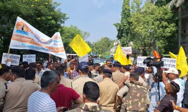 भूमि अधिग्रहण का विरोध, 7 गांव के किसानों का प्रदर्शन:50 से ज्यादा ट्रैक्टर-ट्रॉली से प्रशासनिक संकुल पहुंचे, कलेक्टर से मिलने की जिद