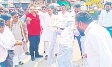 राम मंदिर भूमि मामले से नाराज कांग्रेसियों  ने भाजपा नेताओं का पुतला फूंका