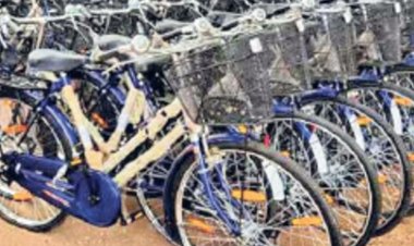 शिक्षण सत्र शुरू होने के बाद भी नहीं मिली साइकिल:3200 स्टूडेंट्स अब भी पैदल आने को मजबूर, सहायक संचालक बोले जल्द वितरित करेंगे