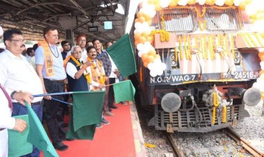 विधायक श्री कोर्सेवाड़ा ने आस्था ट्रेन को हरी झण्डी दिखाकर किया रवाना