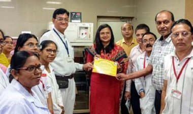 जिला चिकित्सालय में दुर्ग कलेक्टर सुश्री ऋचा प्रकाश चौधरी ने किया रक्तदान...