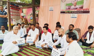 लोहारीडीह कांड के खिलाफ अनशन पर बैठकर एनएसयूआई पदाधिकारियों ने जताया आक्रोश