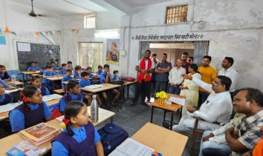 मिडिल स्कूल पहुँचे विधायक गजेंद्र यादव, बच्चों से कहे जीवन में अनुशासन बहुत महत्व