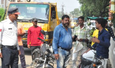 मंदसौर में त्योहारी सीजन में नपा की सख्ती:बीपीएल चौराहे पर दुकानाें के बाहर सड़कों तक फैला अतिक्रमण हटाया