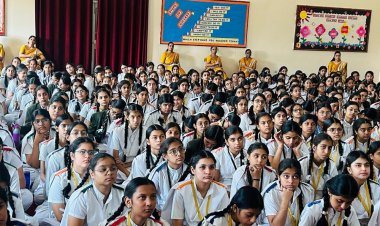 नवनिध हासोमल लखानी पब्लिक स्कूल में विशेष सत्र:IPS अधिकारी ने छात्राओं को 'Courage  Commitment' के जरिए किया प्रेरित