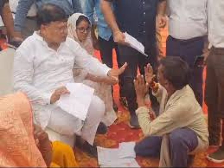 ऊर्जा मंत्री के सामने रस्सी लेकर सुसाइड करने पहुंचा आदिवासी:बोला- पटवारी ने किया जमीन पर कब्जा, शिकायत के बाद भी नहीं हुई सुनवाई