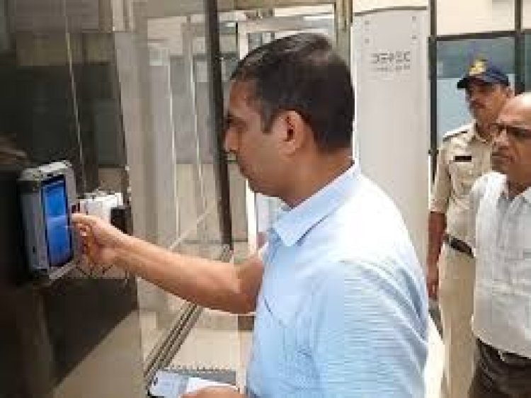 इंदौर में अब शिक्षकों की डिजिटल अटेंडेंस:कलेक्टर ने एक महीने के अंदर शिक्षकों को भी दायरे में लिया; यूपी में शिक्षक कर चुके विरोध