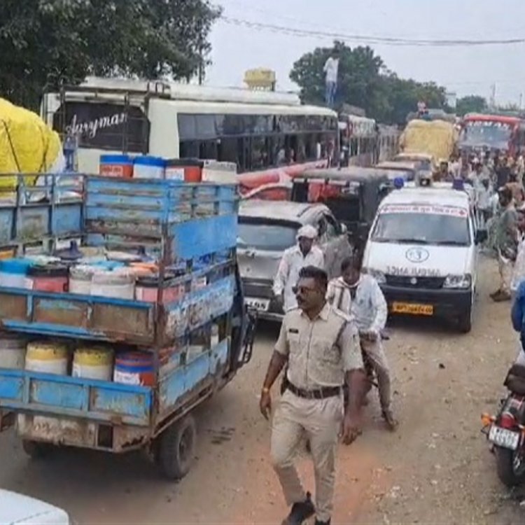 इंदौर रोड़ पर किसानों का दो घंटे चक्काजाम:मंडी में MSP से कम दाम में मक्का की खरीदी, व्यापारियों के खिलाफ नारेबाजी की