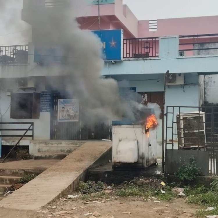 बैंक ऑफ इंडिया के बाहर जनरेटर में अचानक लगी आग:नेपानगर से पहुंचा फायर फाईटर तब तक ग्रामीण आग बुझा चुके थे