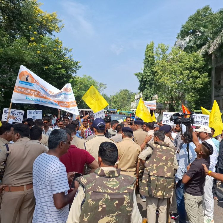 भूमि अधिग्रहण का विरोध, 7 गांव के किसानों का प्रदर्शन:50 से ज्यादा ट्रैक्टर-ट्रॉली से प्रशासनिक संकुल पहुंचे, कलेक्टर से मिलने की जिद