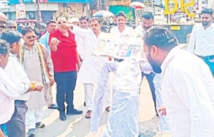 राम मंदिर भूमि मामले से नाराज कांग्रेसियों  ने भाजपा नेताओं का पुतला फूंका