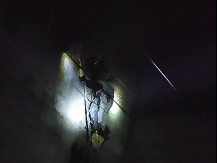 आग में फंसे लोगों का रेस्क्यू, साड़ी से बांधकर उतारा:भोपाल के करोंद में 3 मंजिला बिल्डिंग पर फंसा था परिवार; 5 बच्चों समेत 9 को बचाया