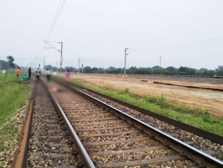 पटरी पर 2 युवकों की लाश मिली