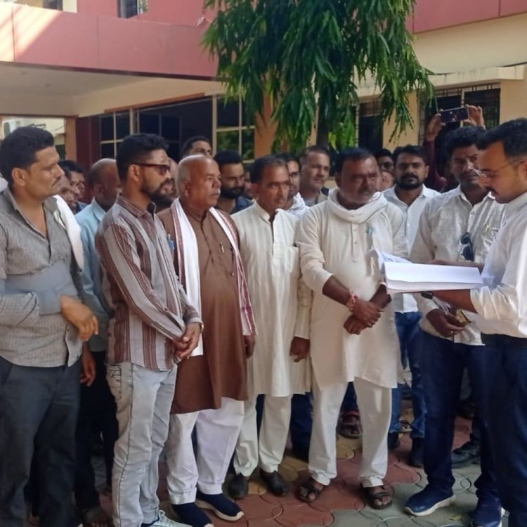 जनसुनवाई के दौरान दस्तावेजों को फाड़ने का मामला:नरसिंहपुर में सचिव संघ ने की शिकायत; कार्रवाई की मांग