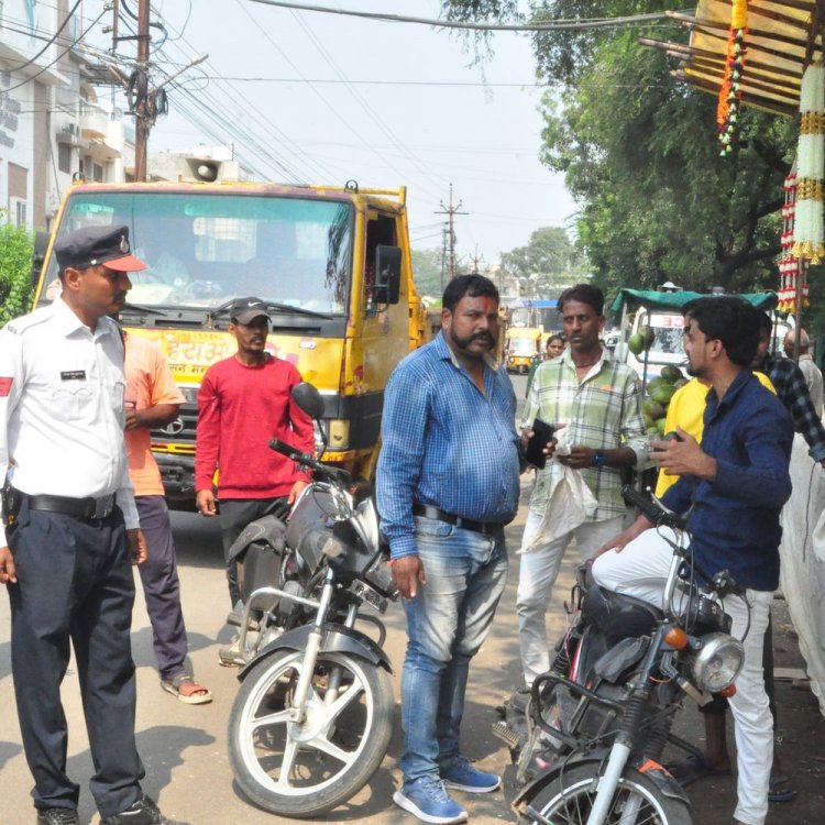 मंदसौर में त्योहारी सीजन में नपा की सख्ती:बीपीएल चौराहे पर दुकानाें के बाहर सड़कों तक फैला अतिक्रमण हटाया