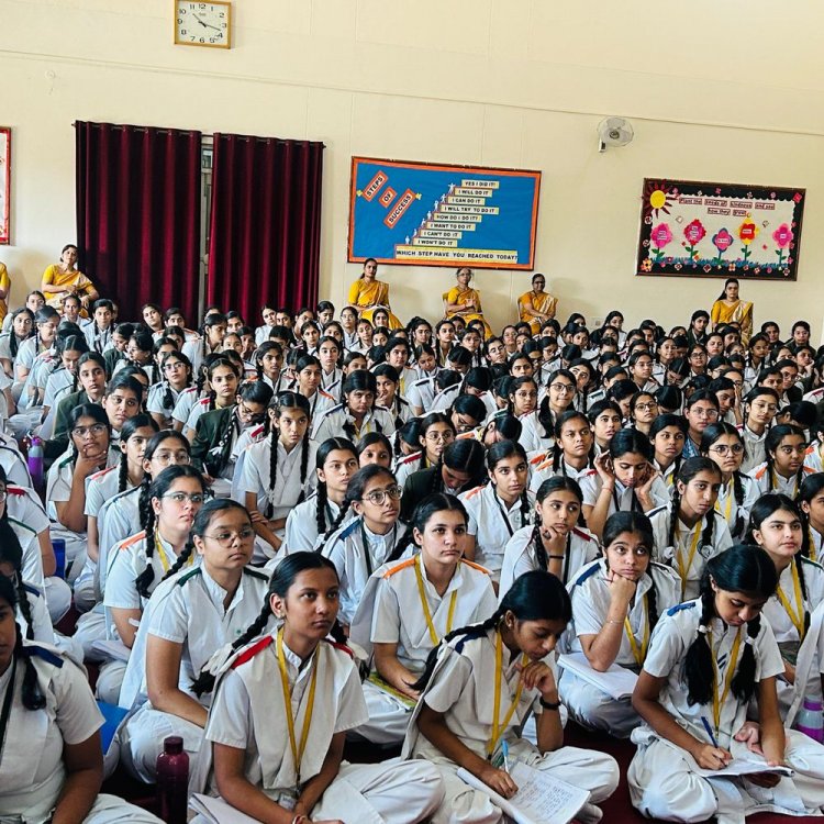 नवनिध हासोमल लखानी पब्लिक स्कूल में विशेष सत्र:IPS अधिकारी ने छात्राओं को 'Courage  Commitment' के जरिए किया प्रेरित