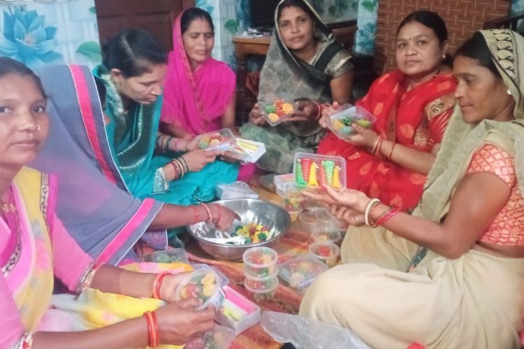 मोमबत्ती व दीयों से होगा शहर जगमग, महिलाओं ने मोमबत्ती बेचकर कमाये 20 हजार रूपए