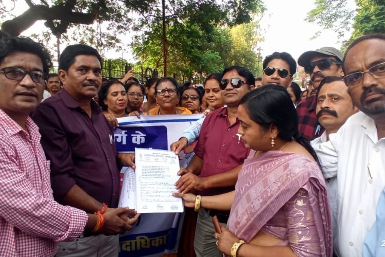 शिक्षकों का हल्लाबोल... जिला मुख्यालय में धरना प्रदर्शन कर निकाली रैली