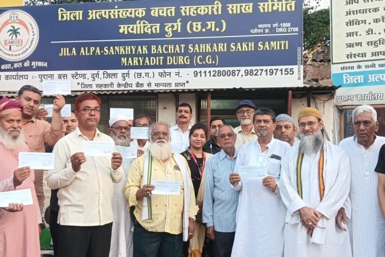 अंश धारकों को लाभांश राशि का चेक वितरण...