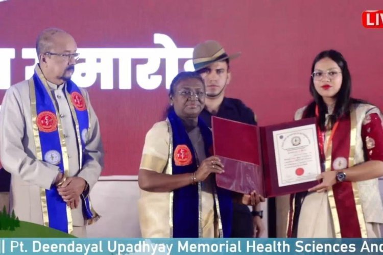 राष्ट्रपति मुर्मू ने अपोलो कॉलेज ऑफ फिजियोथैरेपी की छात्रा कुमारी निश्चिता अयला सोना को गोल्ड मेडल से किया सम्मानित