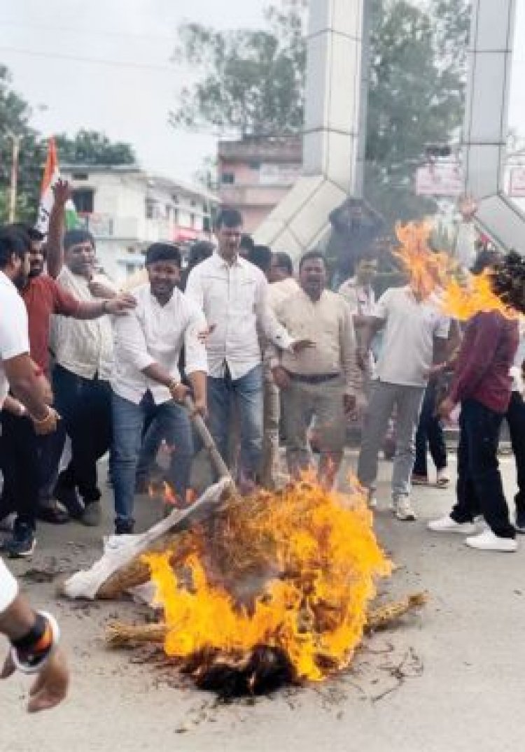 कांग्रेसियों ने मुख्यमंत्री और गृहमंत्री का पुतला फूंका