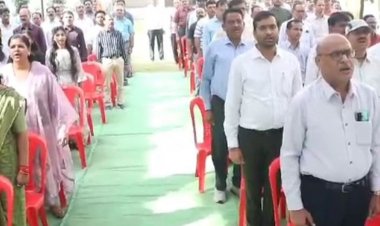 कलेक्ट्रेट परिसर में मनाया मप्र स्थापना दिवस:स्कूली बच्चों ने दिया पर्यावरण संरक्षण का संदेश, कलेक्टर ने कहा- समाज के प्रति हमारी जवाबदारी ज्यादा