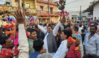 मातर तिहार : दईहान पहुँचे विधायक गजेन्द्र यादव, फुलेता लेकर दोहा लगाए, और गाय को सोहाई बांधे 