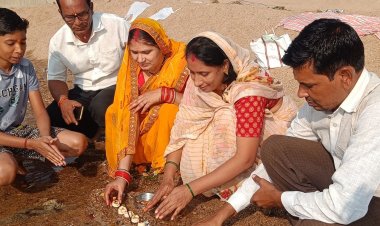 बालाघाट में कार्तिक पूर्णिमा पर लोगों ने की पूजा:वैनगंगा नदी में स्नान और दीपदान करने पहुंचे श्रद्धालु